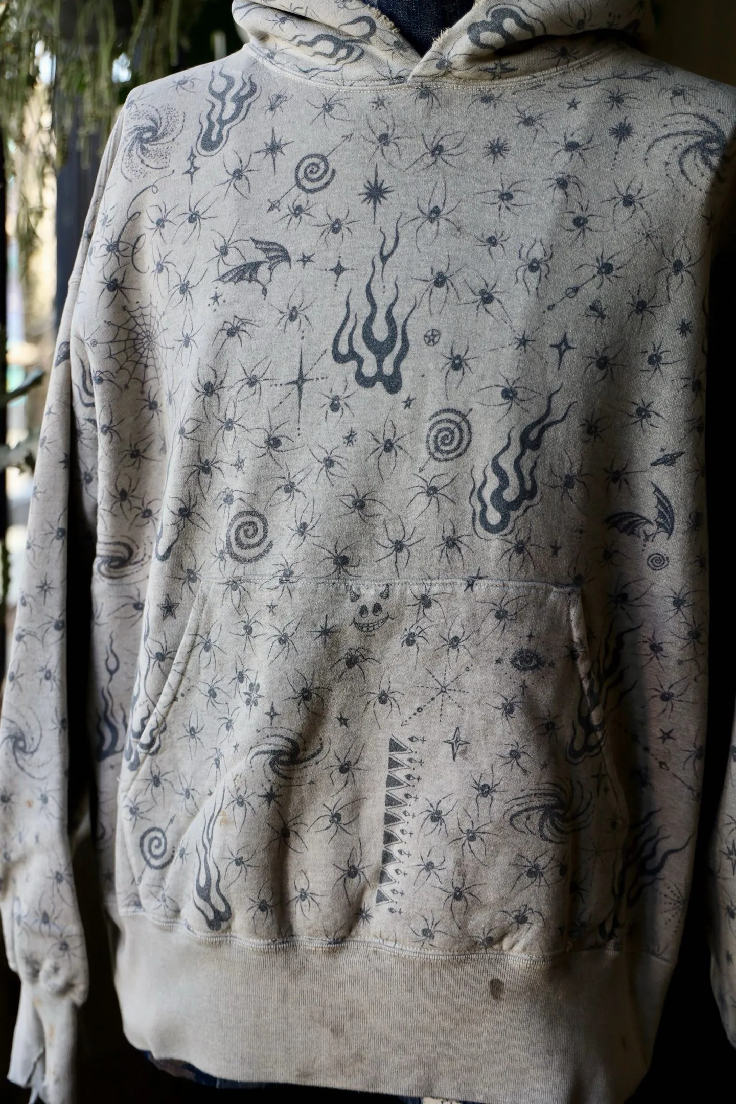 SAINT Mxxxxxx x DR. WOO HOODIE ' Dr.Woo ' /GRY Flame Swirl Spider Web Hoodie Distressed Gray S-XL Custom-woven and dyed nostalgic gray fabric. After printing, the garment is sprayed with potion to cause the fabric to oxidize and fade. A large number of artificial fabric destruction processes are added to make the whole piece of clothing look aged and unique like a work of art. This hoodie is co-branded with a famous tattoo design artist and customized with a full set of Dr.Woo accessories. Bringing you authentic items!